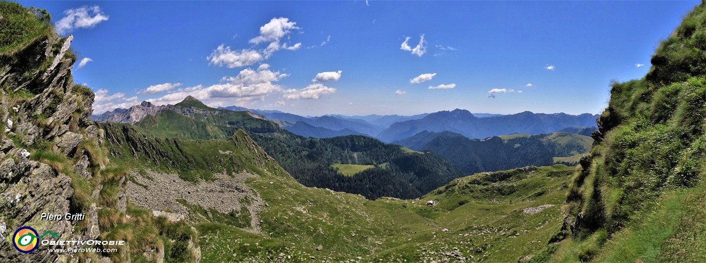 60 Alla base del canalino di discesa vista anche sul Monte Azzaredo che vado a salire.jpg